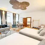 Price & Location - Historic Square Residency * プラハ