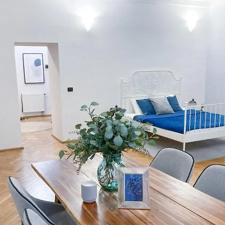 Price & Location - Historic Square Residency Апартаменты Прага