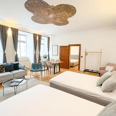Price & Location - Historic Square Residency * Praga